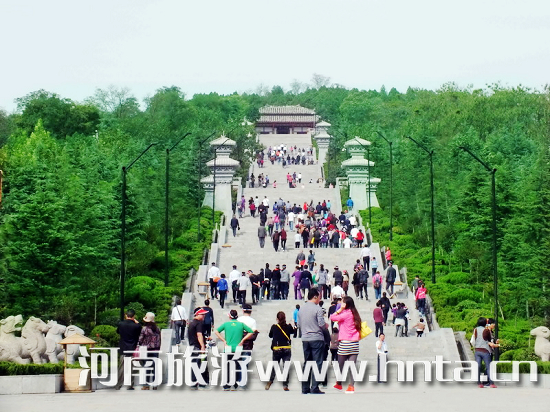 黃(huáng)金(jīn)周芒砀山(shān)景區(qū)全新亮(liàng)相(xiàng) 盛裝迎賓（芒砀山(shān)主要(yào)景點有(yǒu)哪些(xiē)）