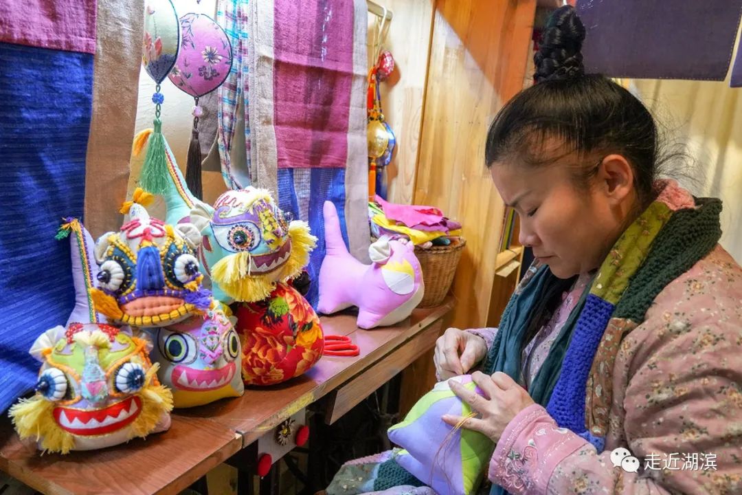 三門(mén)峽：民(mín)間(jiān)“繡娘”巧手繡出“仰韶虎”（三門(mén)峽繡崤函小(xiǎo)區(qū)開(kāi)發商是(shì)）