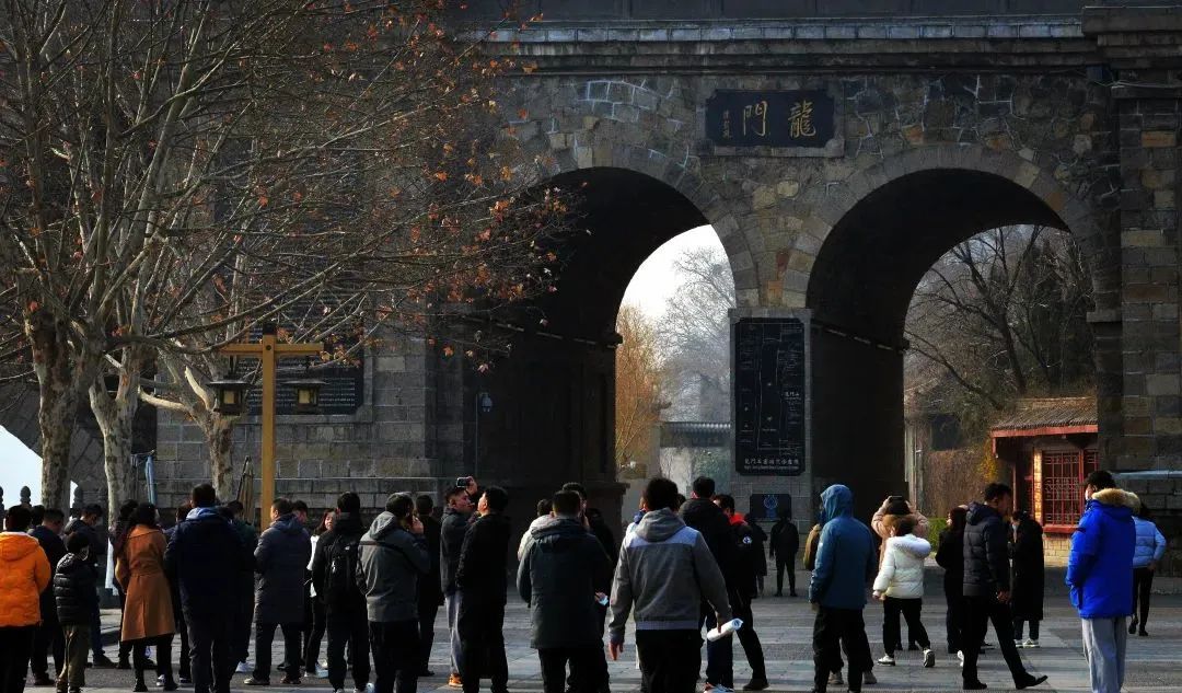 龍門(mén)石窟：春花(huā)日(rì)暖意漸濃（龍門(mén)石窟春節營業(yè)時(shí)間(jiān)）